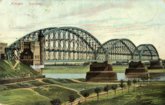 170136 Gezicht op de spoorbrug over de Waal te Nijmegen.